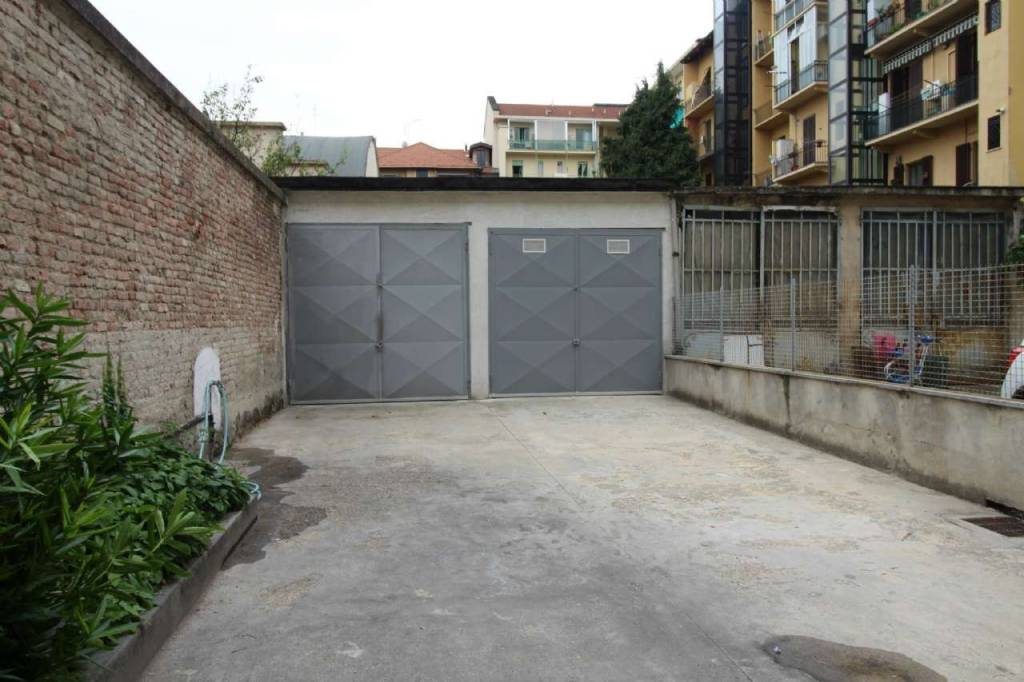 Garage in affitto a Torino via Susa, 27