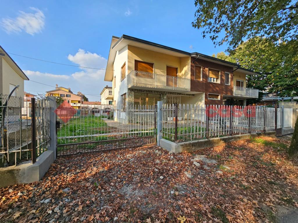 Villa Bifamiliare in vendita a Cassano d'Adda via Padre Pietro Galastri, 2