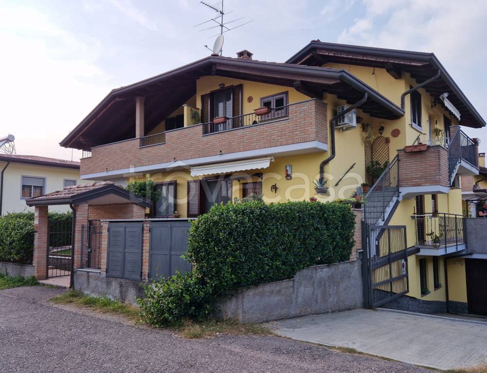 Villa Bifamiliare in vendita ad Arconate via Alcide De Gasperi