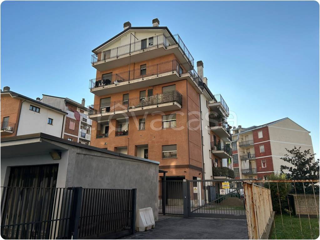 Appartamento in vendita a Baranzate via Grigna, 2