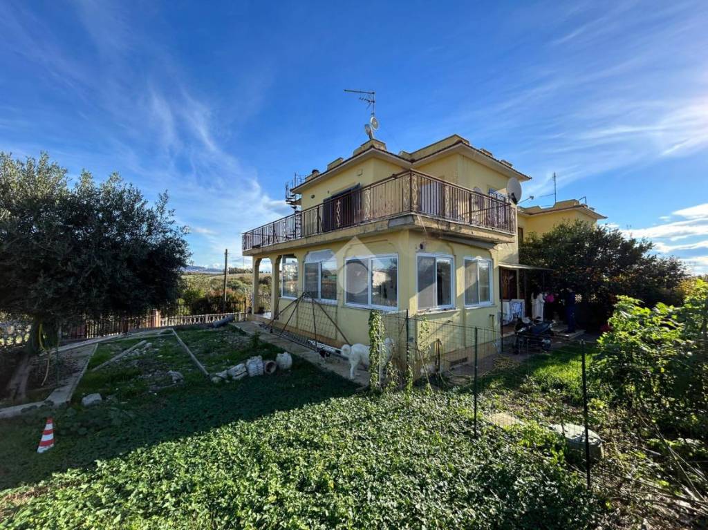 Villa Bifamiliare in vendita ad Aprilia via Monte Calvo