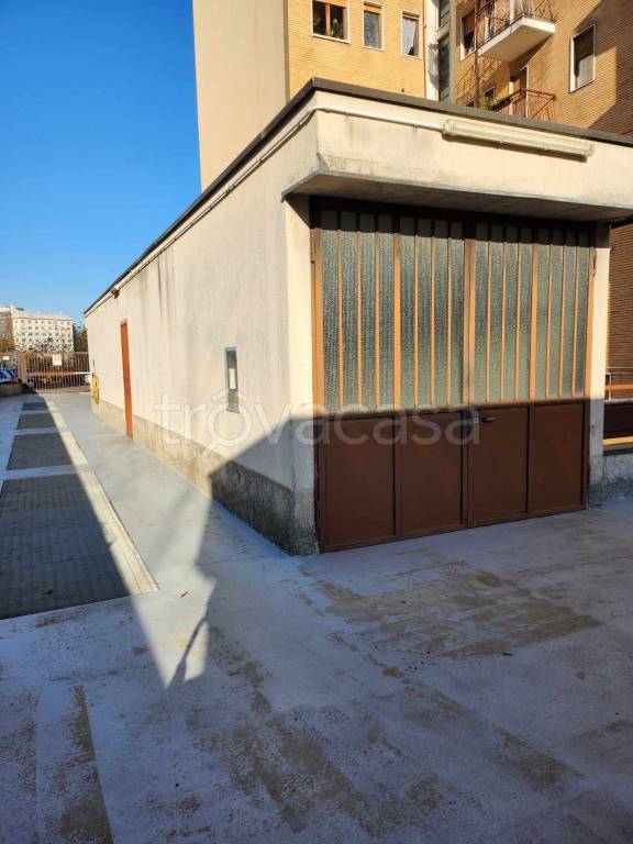 Garage in affitto a Milano via Brembo
