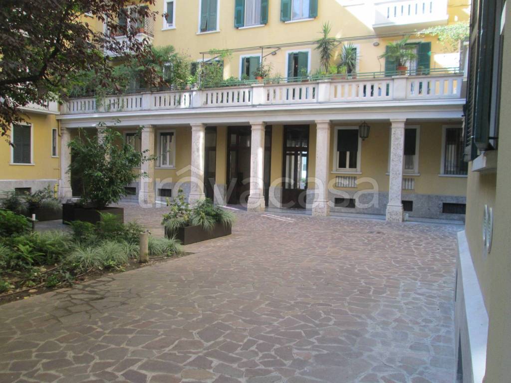 Appartamento in vendita a Milano via Francesco Viganò, 4