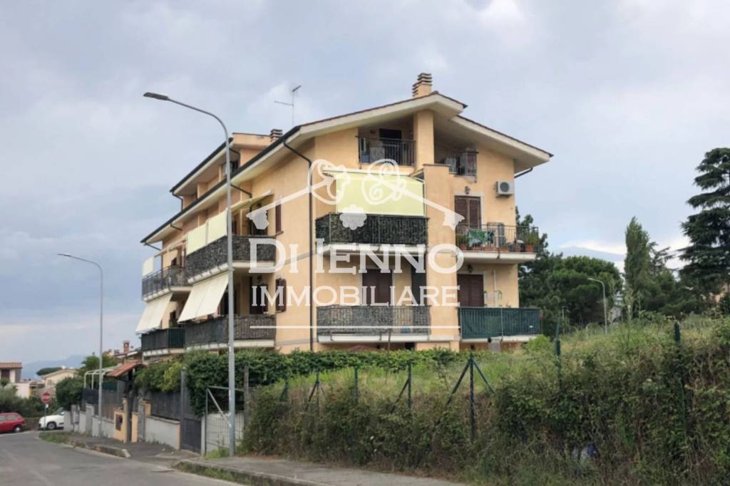 Appartamento in vendita a Mentana via Oglio