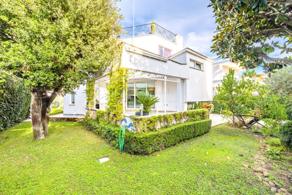 Villa in vendita a Fiumicino via Rio Marina