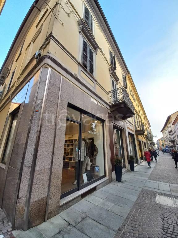 Abbigliamento in affitto a Bra via Vittorio Emanuele II