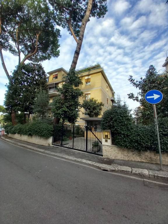 Appartamento in vendita a Roma via Francesco Schupfer, 77