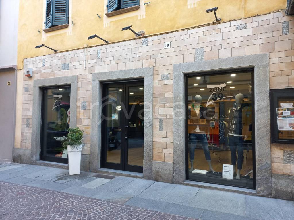Abbigliamento in affitto a Bra via Vittorio Emanuele II