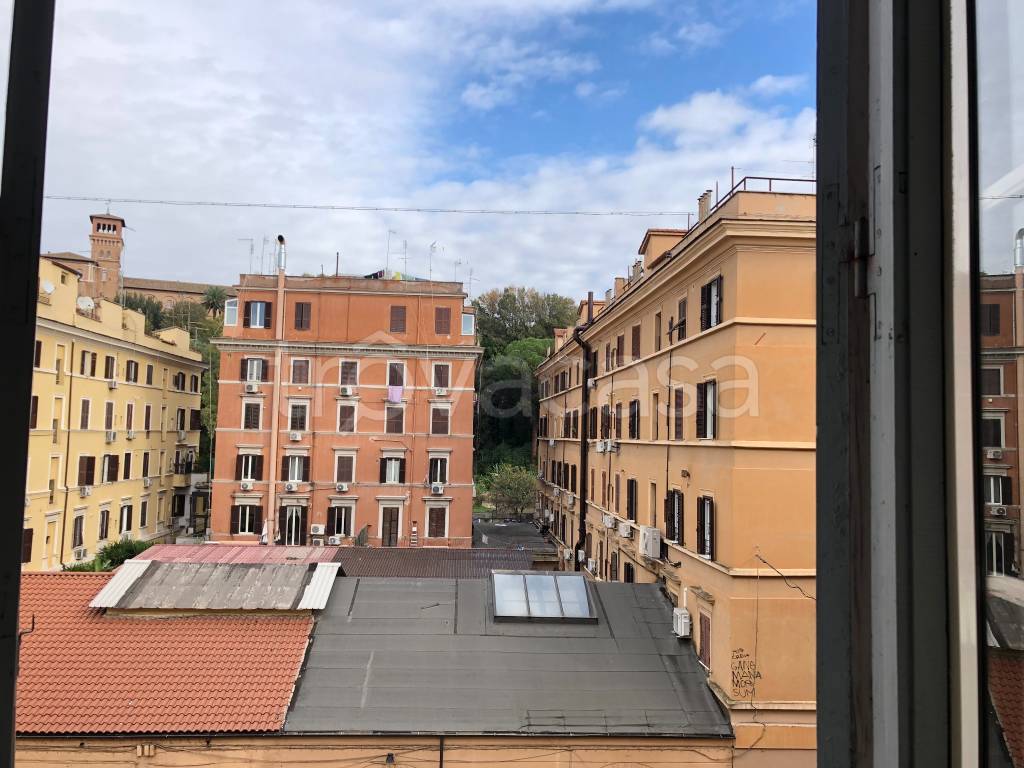 Appartamento in vendita a Roma via Luca della Robbia