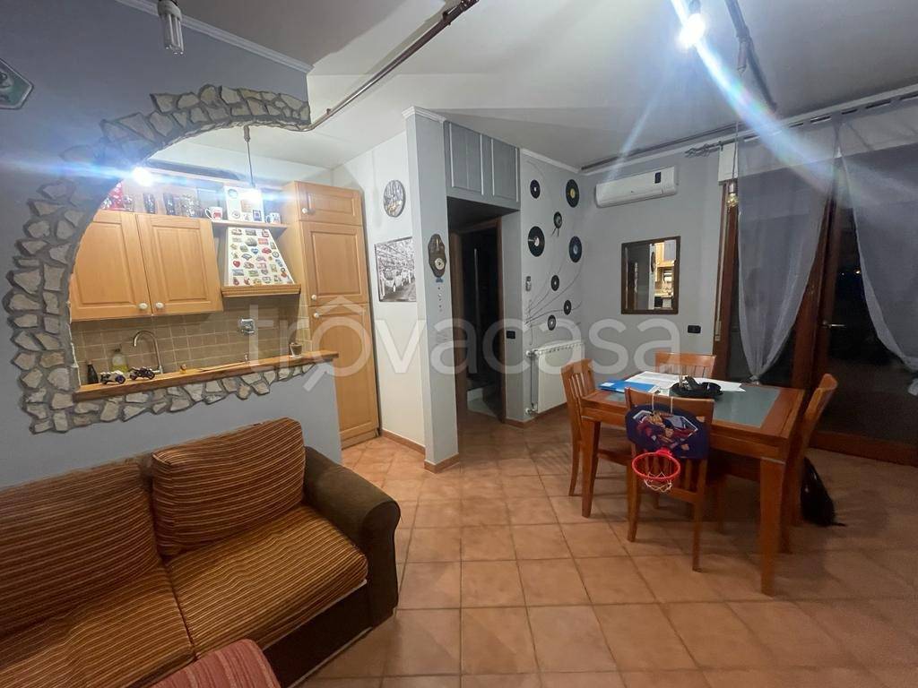 Appartamento in vendita a Pomezia via dei Castelli Romani
