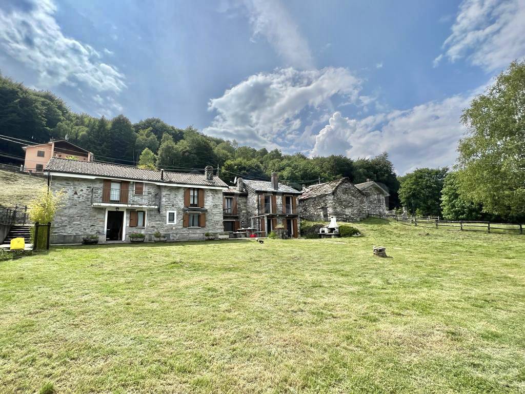 Villa in vendita a Maccagno con Pino e Veddasca strada campagnano-lago d'Elio