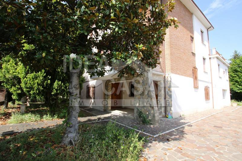 Villa in vendita a Mirandola via Cesare Trentini, 16