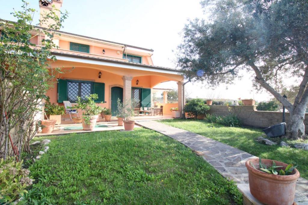 Villa Bifamiliare in vendita a Pomezia via Afrodite, 47