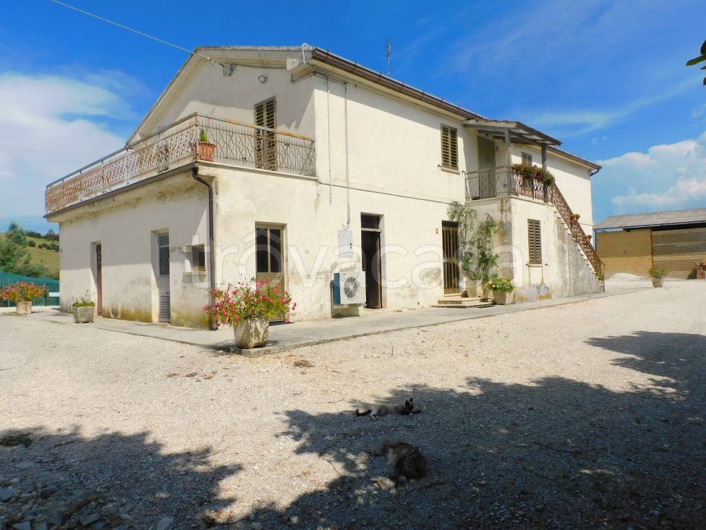 Colonica in vendita a Sant'Angelo in Pontano contrada Vallestanca, 5