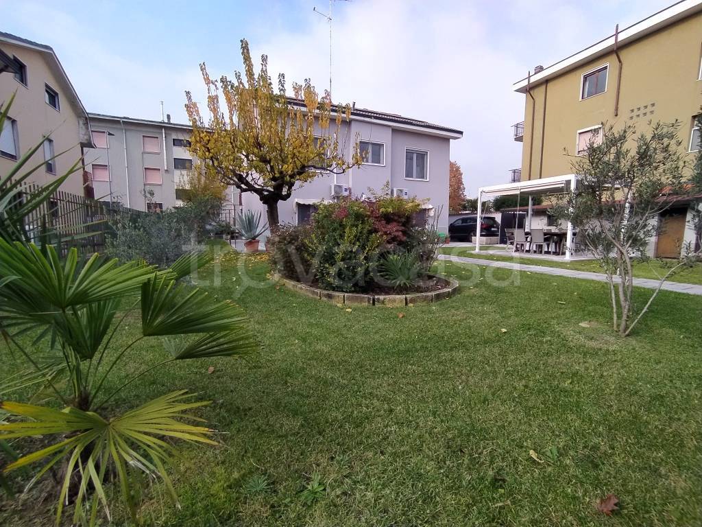 Villa in vendita a San Giuliano Milanese via Curtatone e Montanara, 12