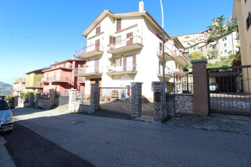 Appartamento in vendita a Scandriglia via Calcinaro, 52