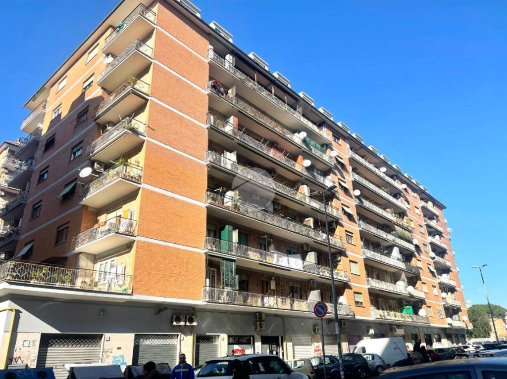 Appartamento in vendita a Roma via Attio Labeone, 21