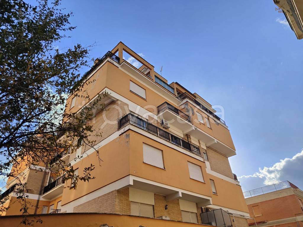 Appartamento in vendita a Viterbo via Santa Maria della Grotticella, 4