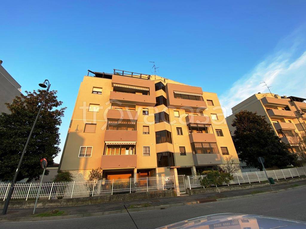 Appartamento in vendita a Pieve Emanuele via Marche, 2