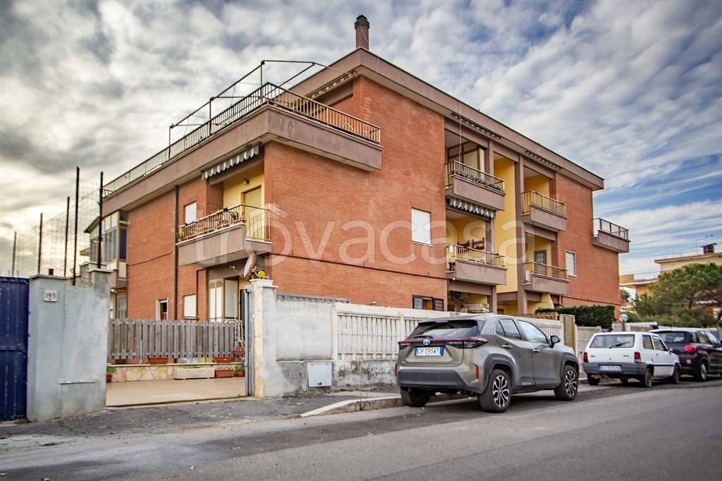 Appartamento in vendita a Pomezia via Rumenia, 193