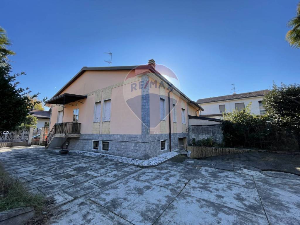 Casa Indipendente in vendita a Rho via Cesare Battisti, 32