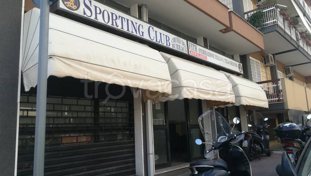 Negozio in vendita a Bari via Giuseppe Maria Giovene, 40/42