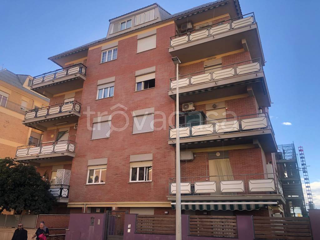 Appartamento in vendita a Roma via Giovanni Ingrao