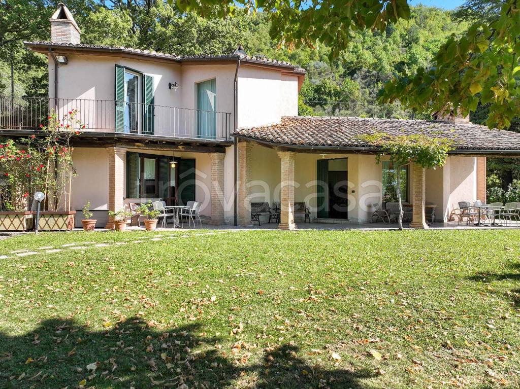 Villa in vendita a Valtopina via Tolmino