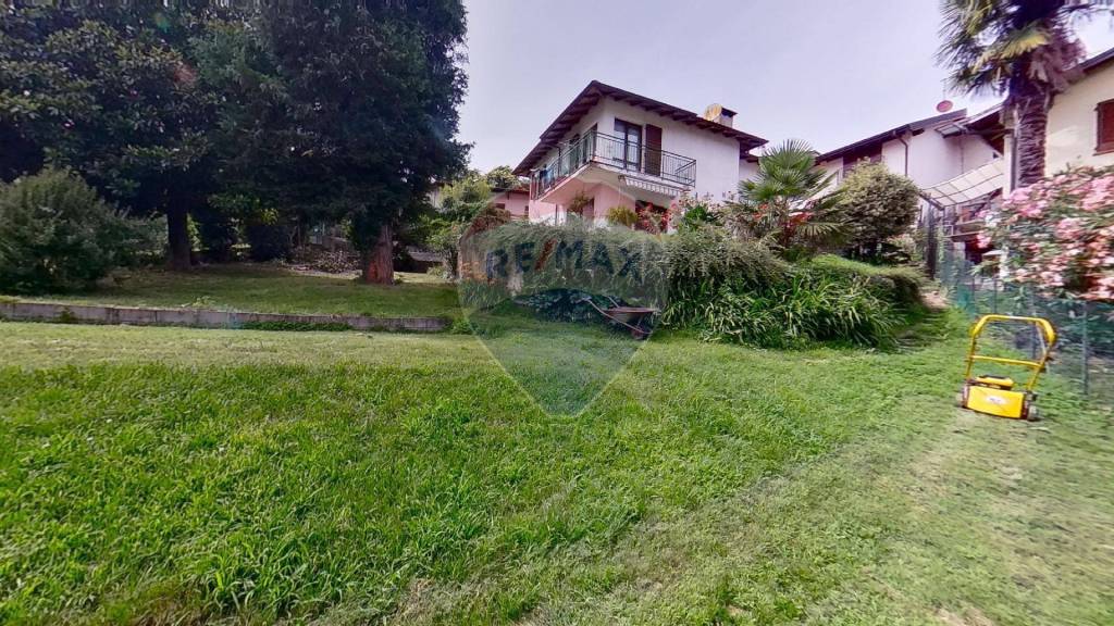 Villa in vendita a Laveno-Mombello via del Navello, 3