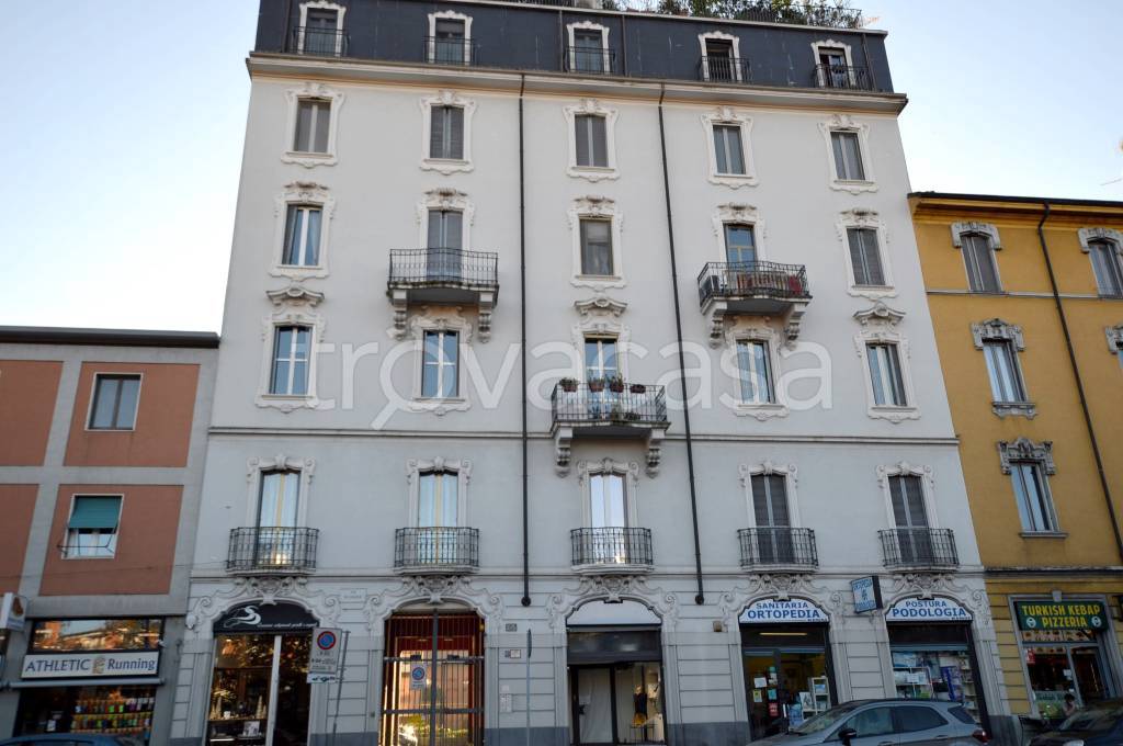 Appartamento in vendita a Milano via Novara, 125