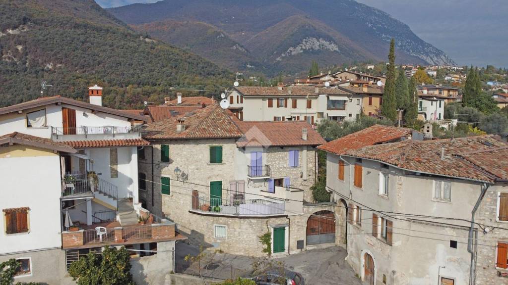Rustico in vendita a Toscolano-Maderno via Maclino, 40