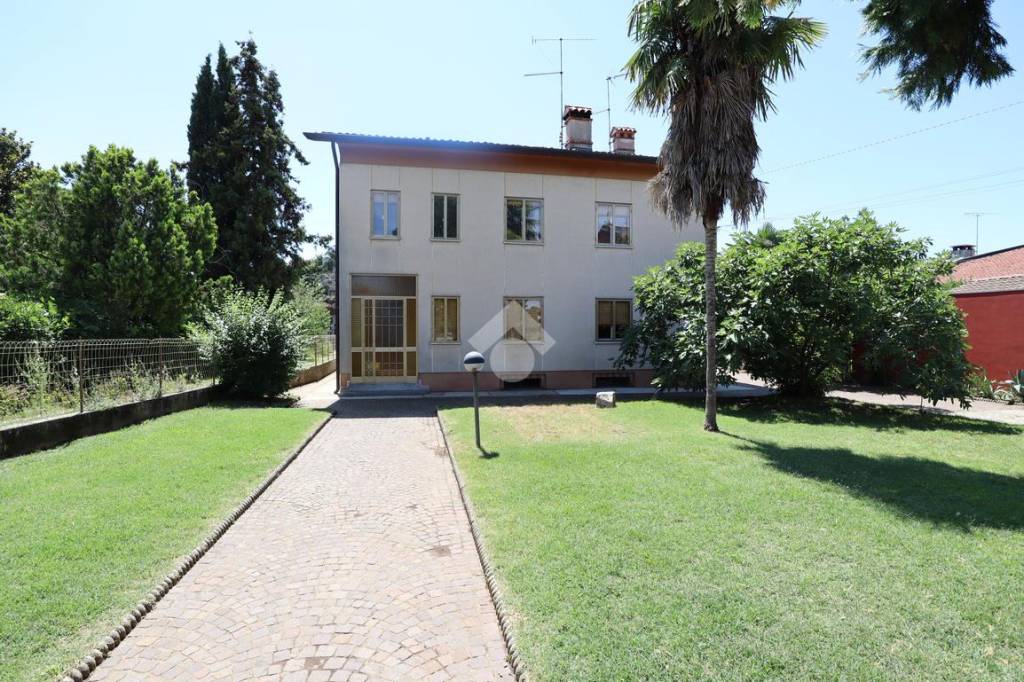 Villa Bifamiliare in vendita a Tavagnacco via n. Sauro, 10
