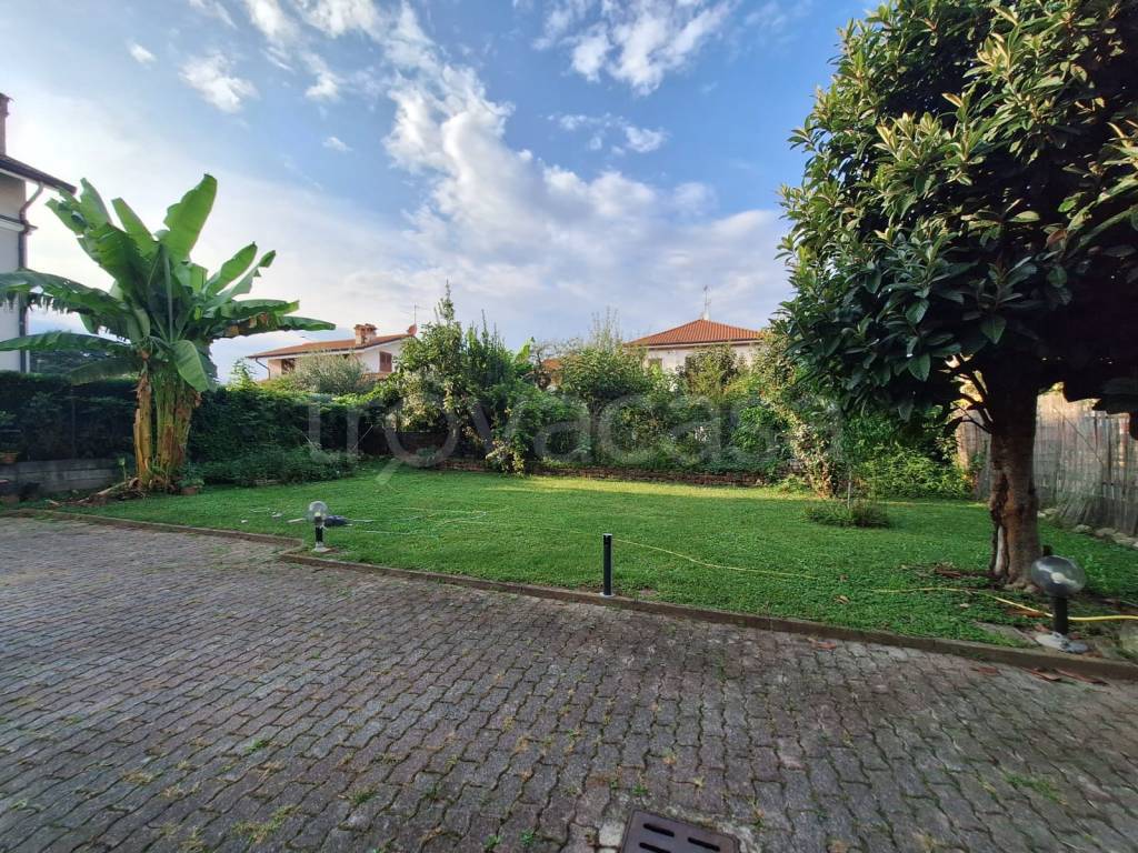 Villa Bifamiliare in vendita a Cavenago di Brianza via l. Besana, 43
