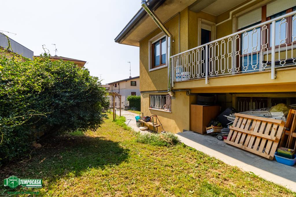 Villa Bifamiliare in vendita a Besana in Brianza via Santa Caterina, 43