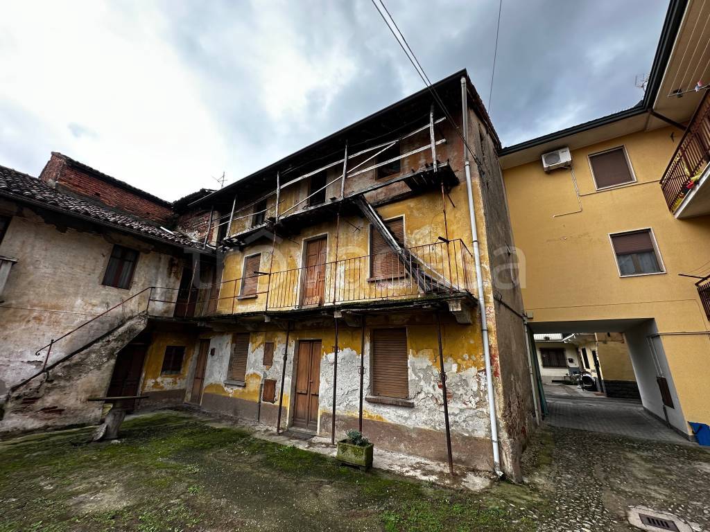 Rustico in vendita a Cerano via Giuseppe Mazzini