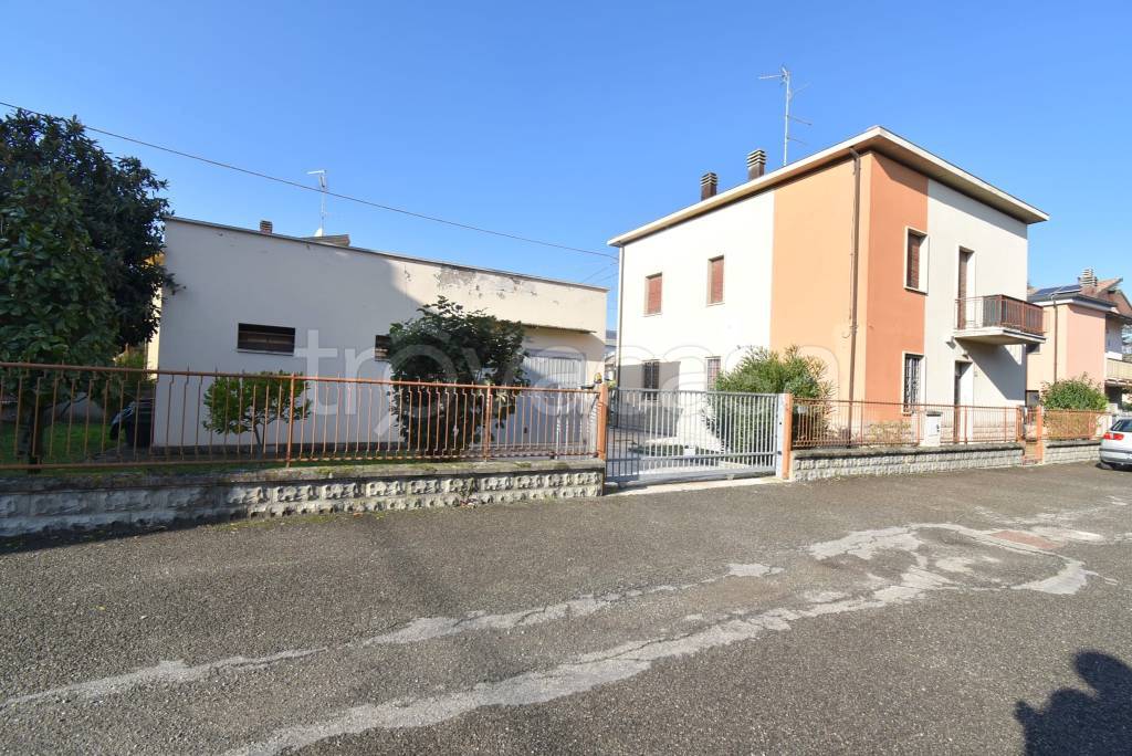 Villa Bifamiliare in vendita a Castelfranco Emilia via Giosuè Carducci