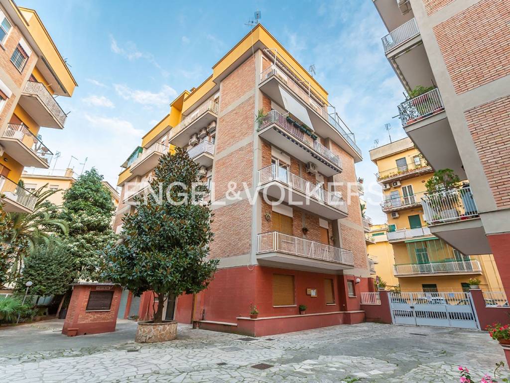 Appartamento in vendita a Roma via Pietro Campora