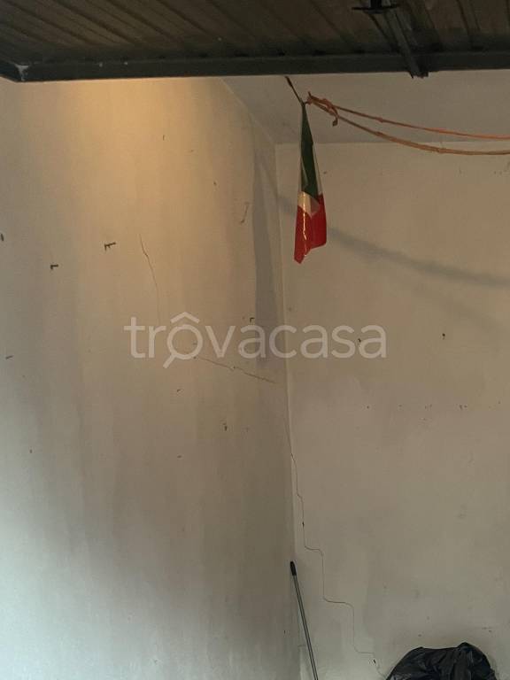 Garage in affitto a Roma via Tocco da Casauria