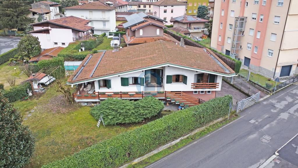 Villa in vendita a Pisogne viale Girolamo Romanino