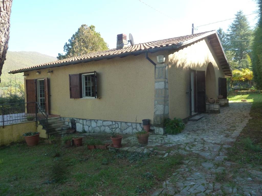 Villa in vendita a Rocca di Botte via Valle Mannarina