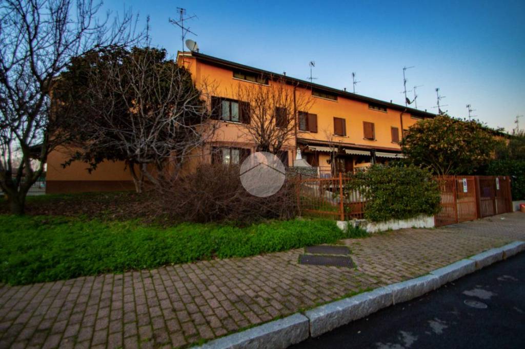 Villa a Schiera in vendita a Garbagnate Milanese via Basento, 18
