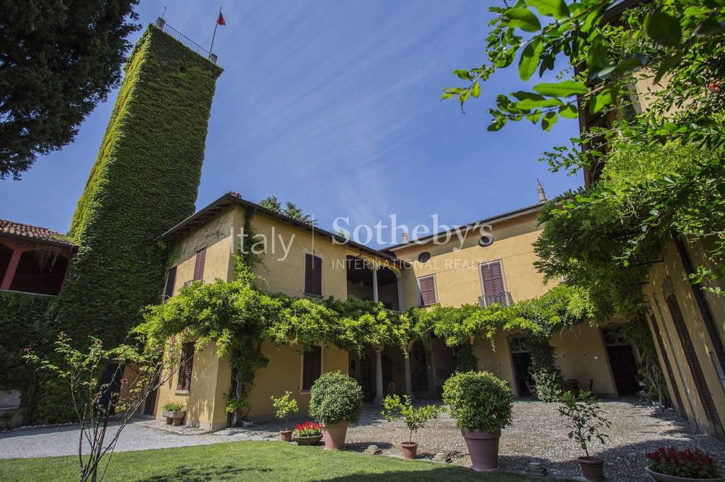 Intero Stabile in vendita a Garbagnate Monastero piazza Fumagalli