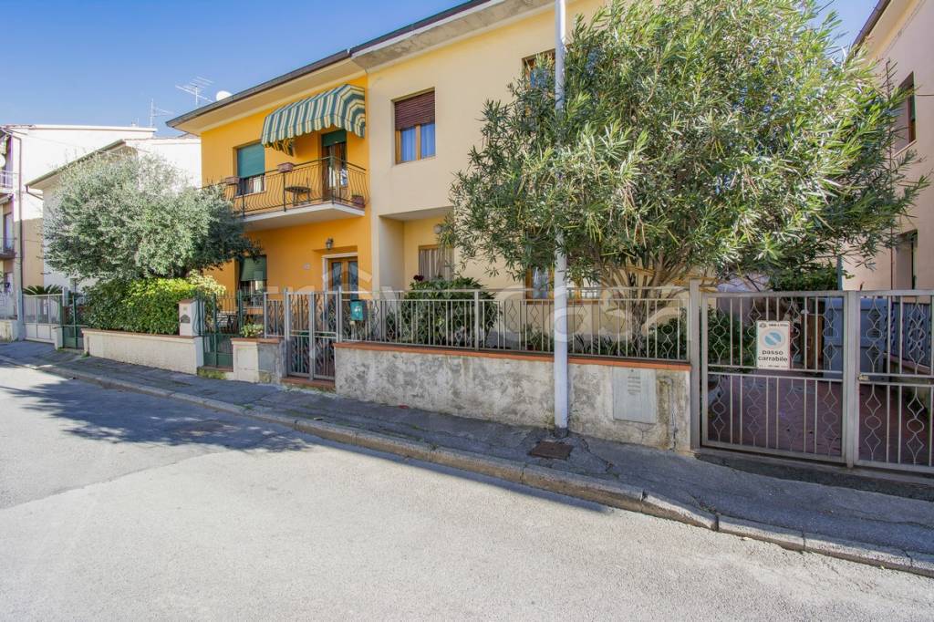 Villa in vendita a Pistoia via delle Medaglie d'Oro, 26