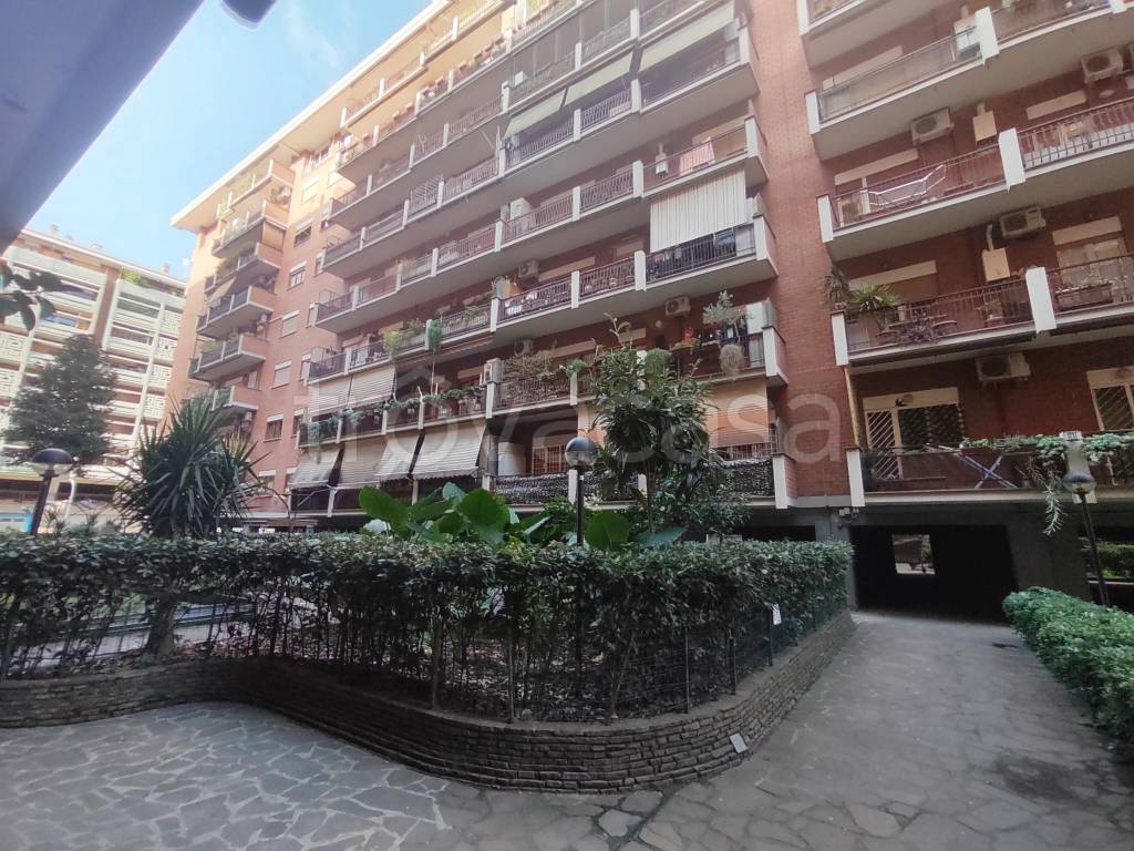 Appartamento in vendita a Roma via Pisino, 155