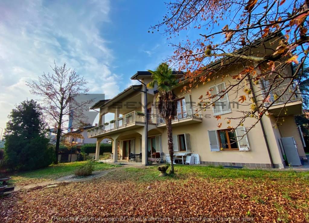 Villa in vendita a Cassano d'Adda via Rimembranze