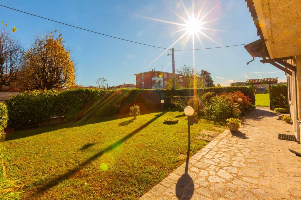 Villa in vendita a Lonate Pozzolo via Garda, 9