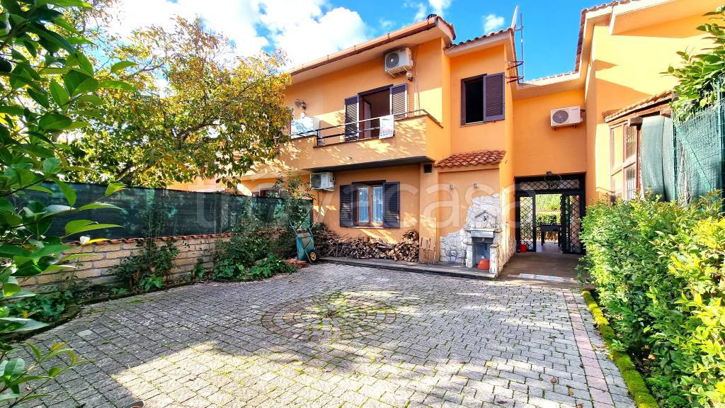 Villa a Schiera in vendita a Trevignano Romano via di Monterosi, 56