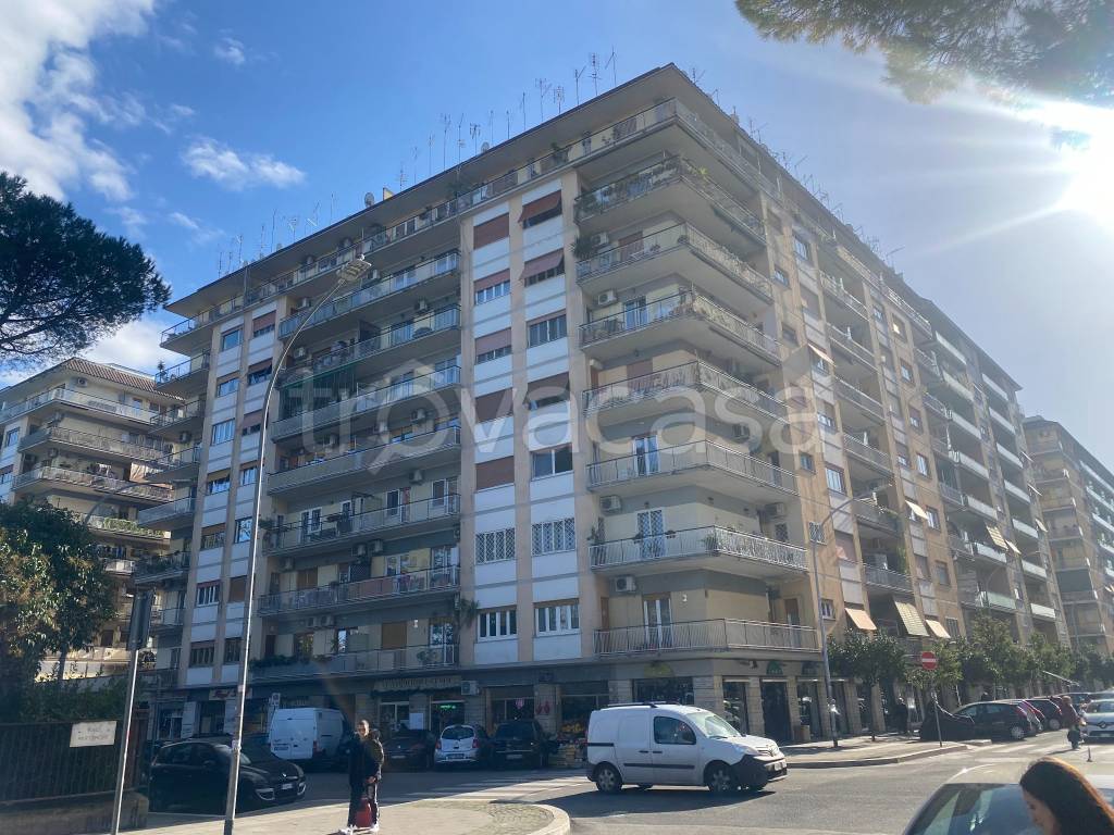 Appartamento in vendita a Roma via Monteforte Irpino, 28
