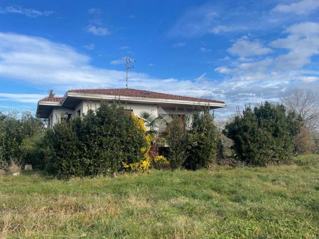Villa in vendita a Oleggio via Suno, 1