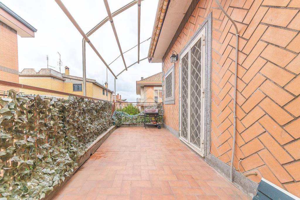 Appartamento in vendita a Roma via Montepaone, 1